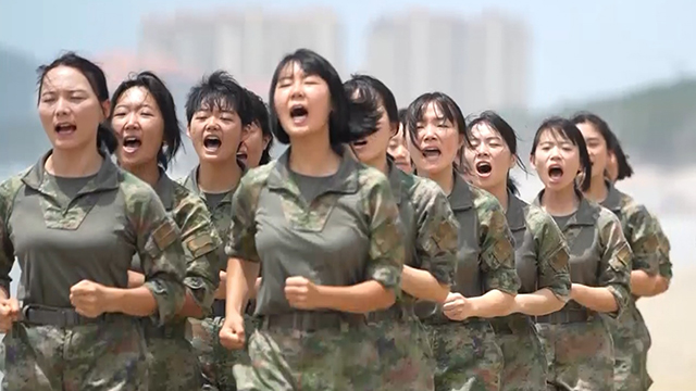 個個不服輸！通信女兵展現(xiàn)血性與膽氣！